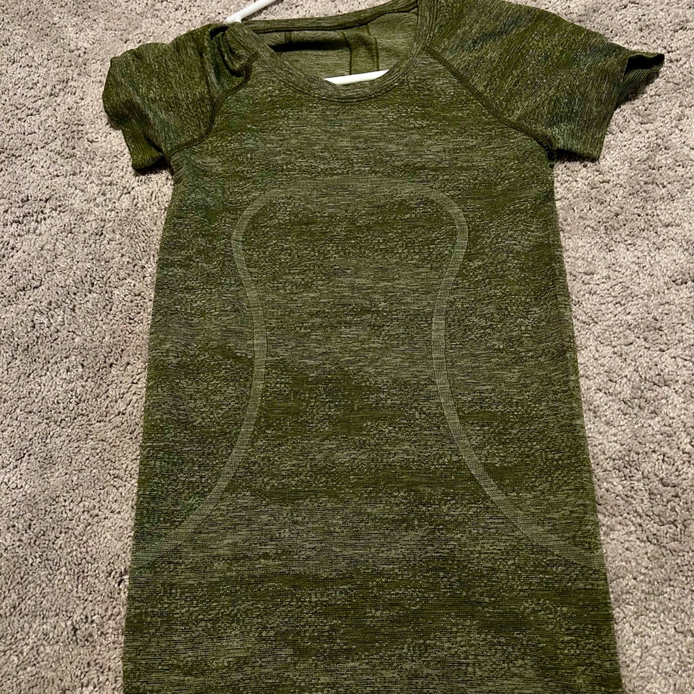 SIZE 2 lululemon swiftly tech short sleeve COLOR NO LONGER SOLD
